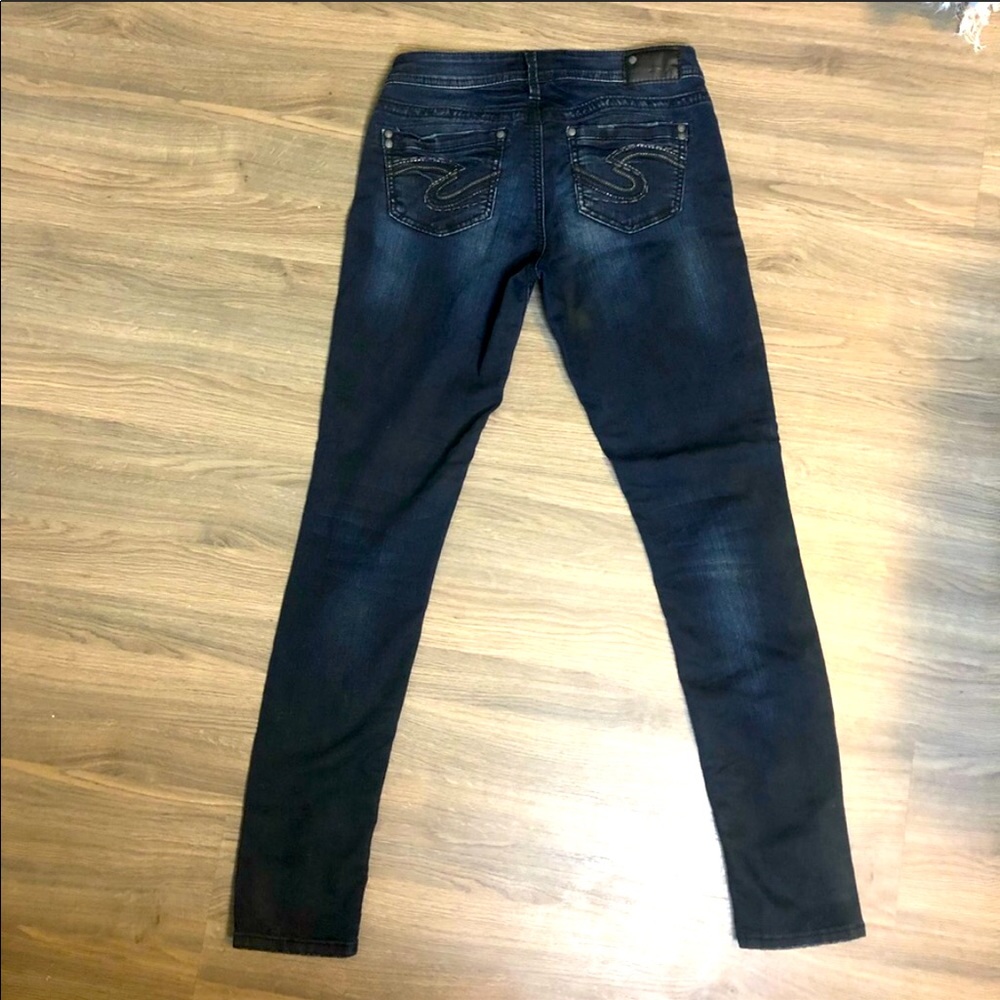 Dark wash skinny jeans Size 26- like new
